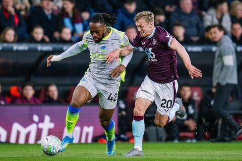 Thắng Burnley, Man City vươn lên chiếm ngôi đầu bảng Ngoại hạng Anh