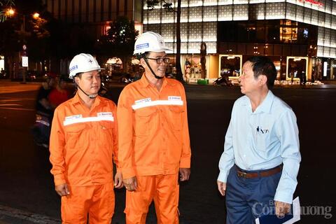 Tiết kiệm điện, hàng loạt biển quảng cáo lớn tắt điện sau 22 giờ