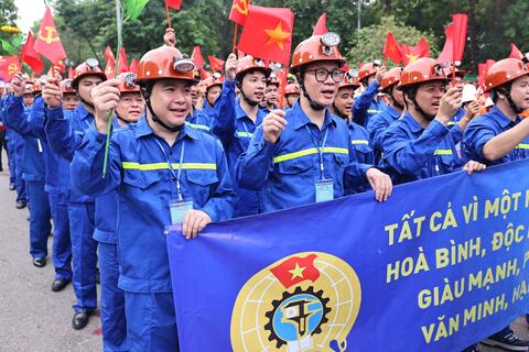 1.000 công nhân lao động diễu hành kỷ niệm 140 năm Ngày Quốc tế Lao động 1-5