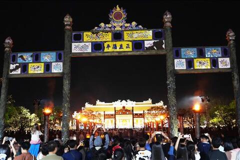 Níu chân du khách bằng sản phẩm du lịch đêm