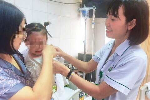 Bệnh viện Hữu nghị Việt Đức: Xử lý tối ưu khuôn mặt bé gái 22 tháng tuổi bị chó cắn