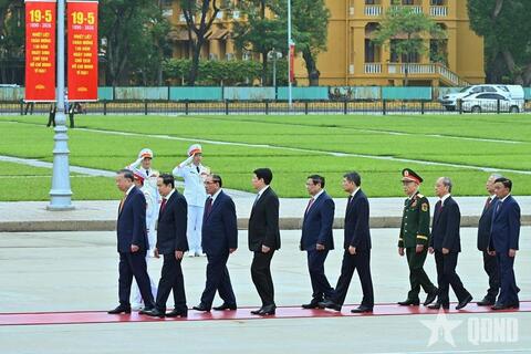 Lãnh đạo Đảng, Nhà nước vào Lăng viếng Chủ tịch Hồ Chí Minh và tưởng niệm các Anh hùng liệt sĩ