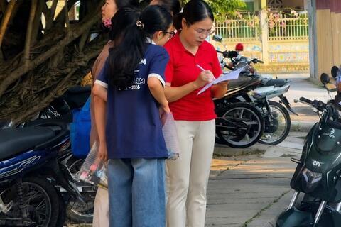 Những người thức cùng mùa thi