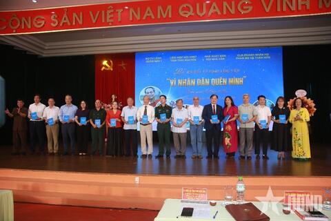 Ra mắt sách “Vì nhân dân quên mình”