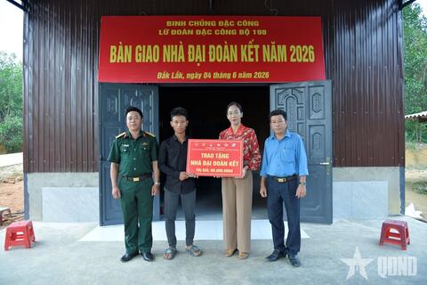 Lữ đoàn Đặc công bộ 198 bàn giao 5 căn nhà Đại đoàn kết tặng các hộ dân có hoàn cảnh khó khăn