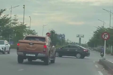 Bị phạt vì quay đầu ô tô tại đầu cầu vượt