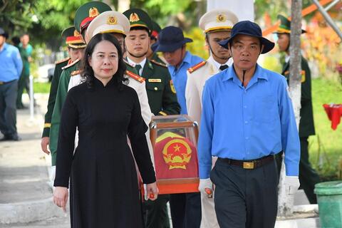 Phó chủ tịch nước Võ Thị Ánh Xuân dự lễ truy điệu và an táng hài cốt liệt sĩ ở An Giang