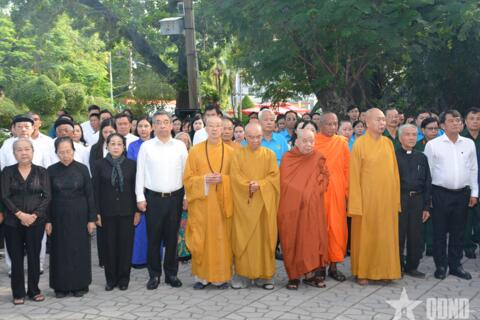 Đoàn đại biểu Mặt trận Tổ quốc Việt Nam TP Hồ Chí Minh dâng hương tưởng niệm Anh hùng liệt sĩ tại Công viên Lê Thị Riêng