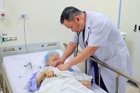Bệnh viện E: Cứu sống cụ bà 84 tuổi sốc tim nguy kịch