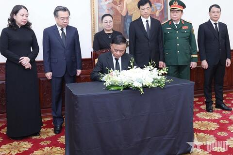 Thường trực Ban Bí thư Trần Cẩm Tú viếng Chủ tịch Quốc hội Lào Xaysomphone Phomvihane