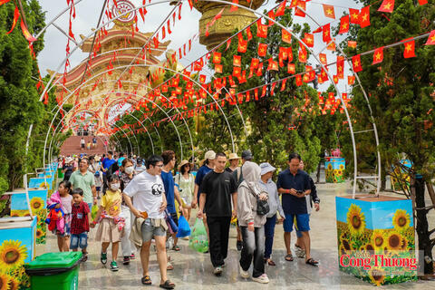 TP. Hồ Chí Minh đón 1,71 triệu du khách, thu 4.900 tỷ đồng dịp lễ