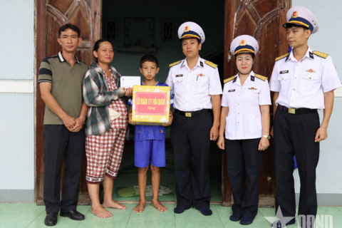 Lữ đoàn 171 thăm, tặng quà con ngư dân nhân dịp Tết Trung thu 2026
