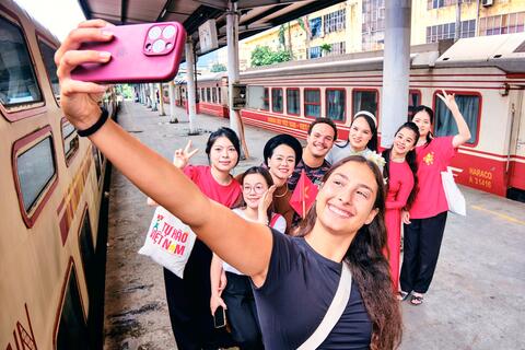 Ôn lại lịch sử dân tộc trên chuyến tàu Hà Nội 5 cửa ô trong dịp nghỉ lễ 30-4