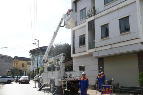 Sửa chữa điện hotline: Giữ vững dòng điện mùa cao điểm