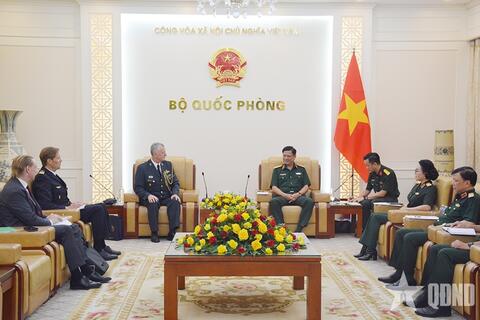 Thượng tướng Nguyễn Trường Thắng tiếp các Tùy viên Quốc phòng cũ và mới của Thụy Điển
