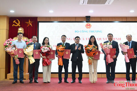 Bộ Công Thương công bố và trao các Quyết định của Bộ trưởng về công tác cán bộ