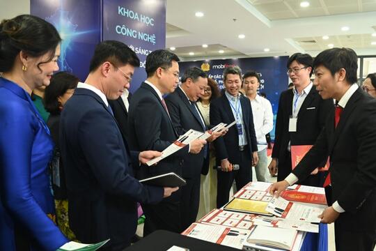 <a href="/doanh-nghiep2" title="Doanh nghiệp" rel="dofollow">Doanh nghiệp</a>