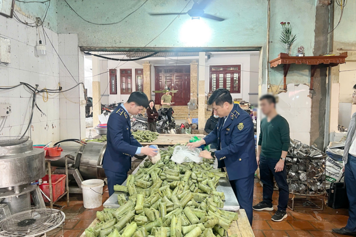 Khởi tố chủ cơ sở sản xuất giò chả vì sử dụng hàn the