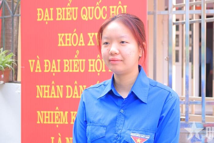 Cử tri trẻ với tấm thẻ bầu cử đầu tiên trong đời