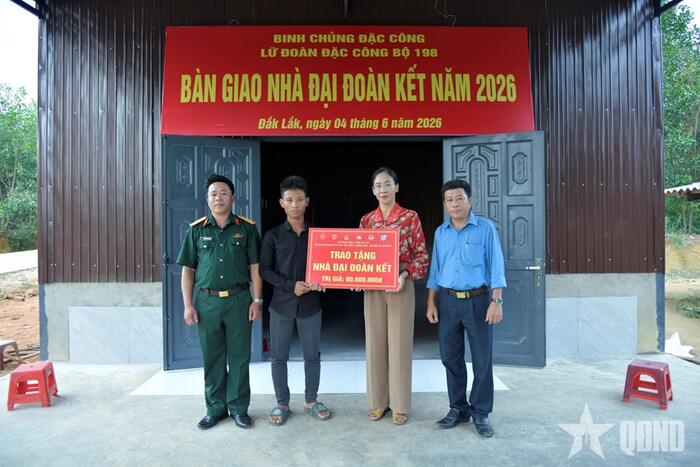 Lữ đoàn Đặc công bộ 198 bàn giao 5 căn nhà Đại đoàn kết tặng các hộ dân có hoàn cảnh khó khăn