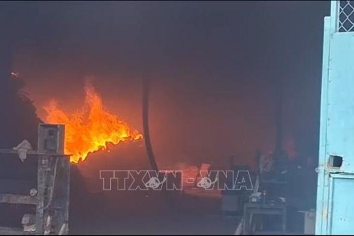 TP Hồ Chí Minh: Cháy cơ sở ván ép, lửa lan sang xưởng cơ khí