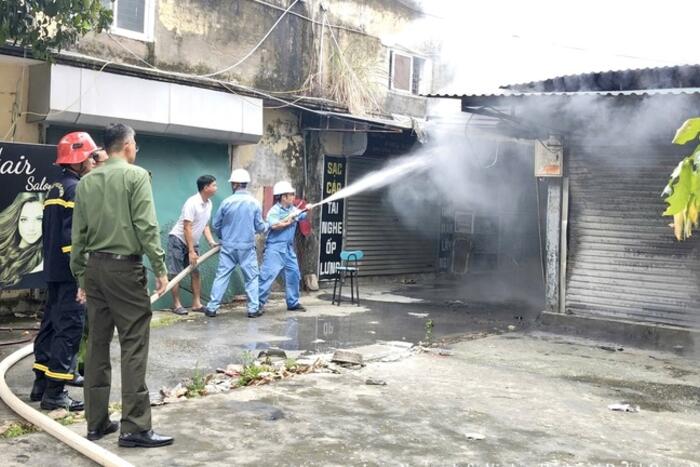 Quảng Ninh: Kịp thời dập tắt đám cháy tại chợ Kim Sơn