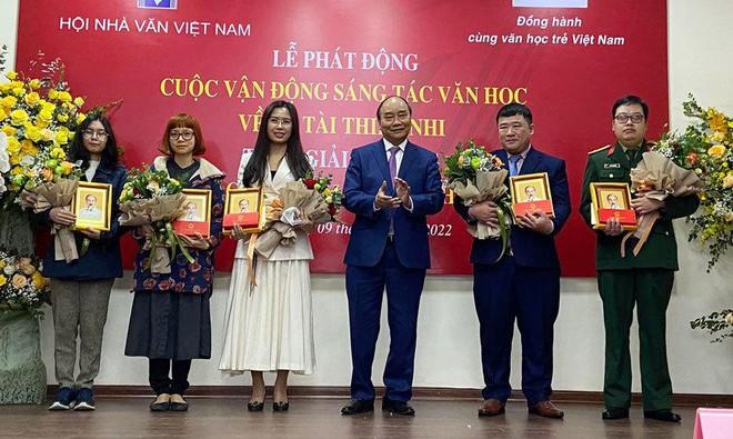 Chủ tịch nước: Văn học phải hun đúc cho thế hệ trẻ ý chí, nghị lực vươn lên ảnh 1