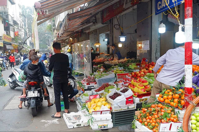 Giá gần nửa triệu đồng, gà ngậm bông hồng cúng ông Công ông Táo ở chợ nhà giàu vẫn cực đắt khách năm nay - Ảnh 17.