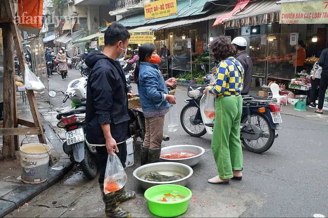 Giá gần nửa triệu đồng, gà ngậm bông hồng cúng ông Công ông Táo ở chợ nhà giàu vẫn cực đắt khách năm nay - Ảnh 10.