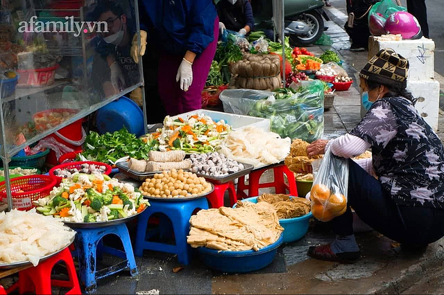 Giá gần nửa triệu đồng, gà ngậm bông hồng cúng ông Công ông Táo ở chợ nhà giàu vẫn cực đắt khách năm nay - Ảnh 21.