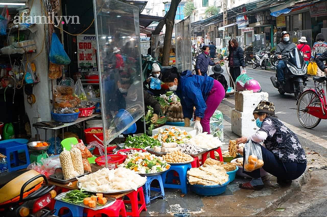 Giá gần nửa triệu đồng, gà ngậm bông hồng cúng ông Công ông Táo ở chợ nhà giàu vẫn cực đắt khách năm nay - Ảnh 20.