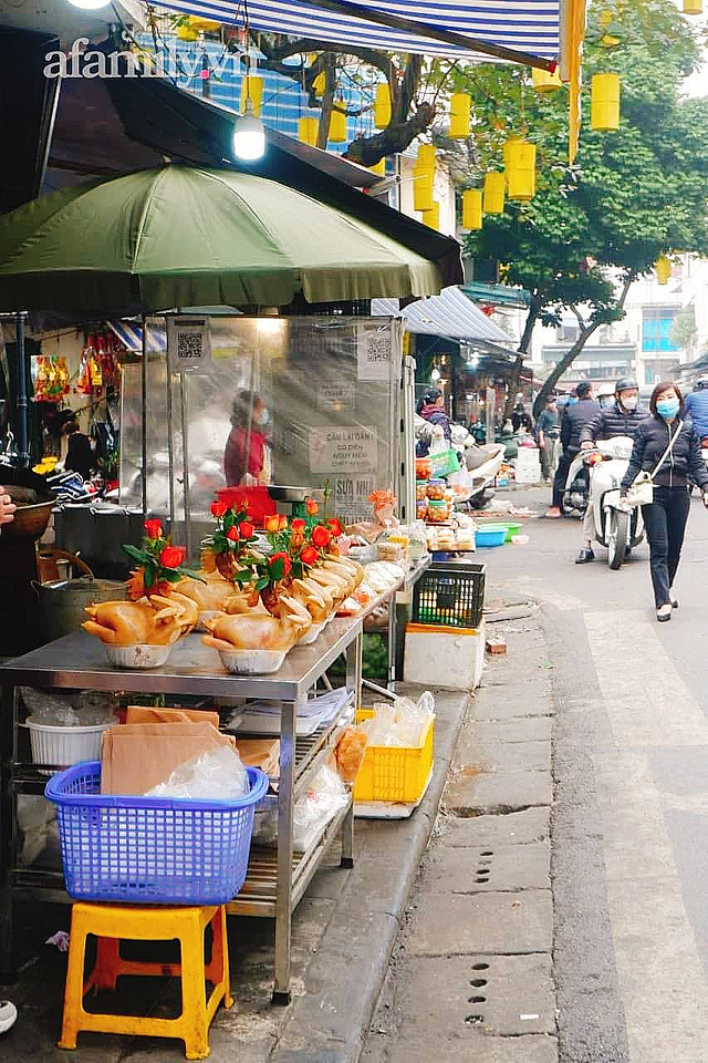 Giá gần nửa triệu đồng, gà ngậm bông hồng cúng ông Công ông Táo ở chợ nhà giàu vẫn cực đắt khách năm nay - Ảnh 9.