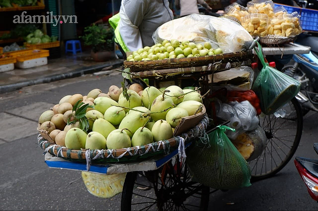 Giá gần nửa triệu đồng, gà ngậm bông hồng cúng ông Công ông Táo ở chợ nhà giàu vẫn cực đắt khách năm nay - Ảnh 18.