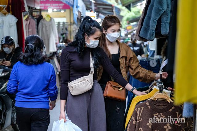 Chợ thời trang lớn nhất Hà Nội treo biển thanh lý tụt nóc để nghỉ Tết: Các kiểu váy áo đồng giá chỉ từ 80k hút khách nườm nượp - Ảnh 4.