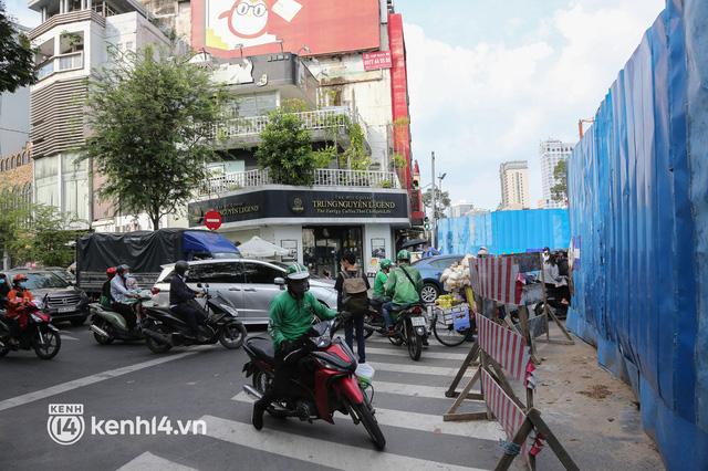 Người dân tại “đất vàng” TP.HCM vui mừng khi rào chắn công trình Metro sắp được tháo dỡ sau 8 năm - Ảnh 16.