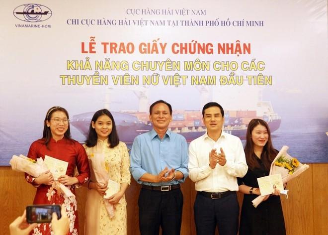 Ba nữ thuyền viên tàu biển đầu tiên của Việt Nam được cấp Giấy chứng nhận chuyên môn ảnh 1