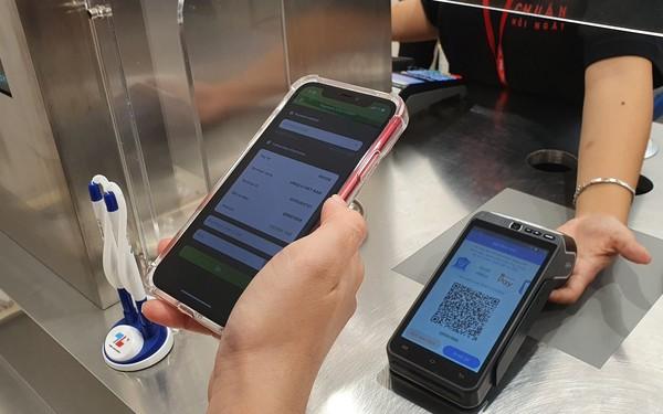 Một khách hàng đang thanh toán QR tại cửa hàng Uniqlo Việt Nam.