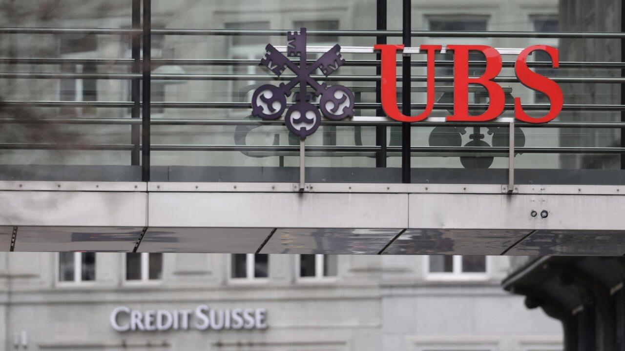 Những điều cần biết về thương vụ lịch sử UBS mua Credit Suisse: Hơn 17 tỷ USD trái phiếu trở nên vô giá trị, ngân hàng mới quản lý 5.000 tỷ USD tài sản - Ảnh 1.