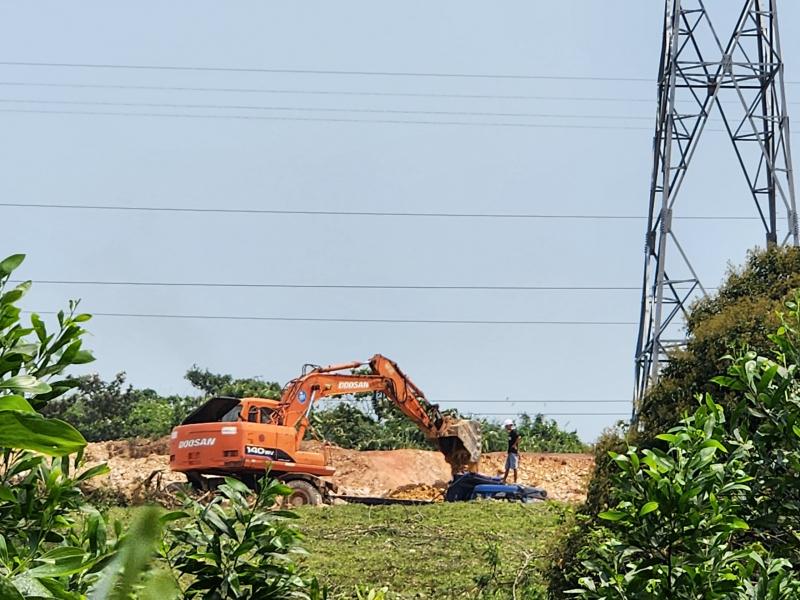 Đào bới tan hoang dưới đường điện cao thế để lấy đất bán san lấp mặt bằng -0