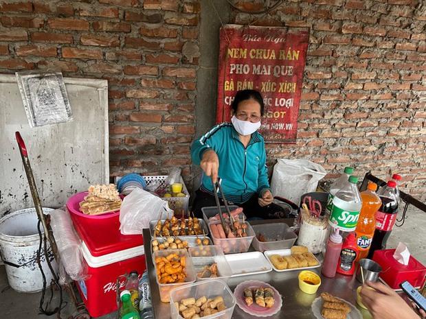 Hội đại gia “ngầm” khiến cư dân mạng trầm trồ: Cô bán xiên que đi châu Âu 5 tháng, chị bán xôi "hành nghề" bằng ô tô - Ảnh 1.