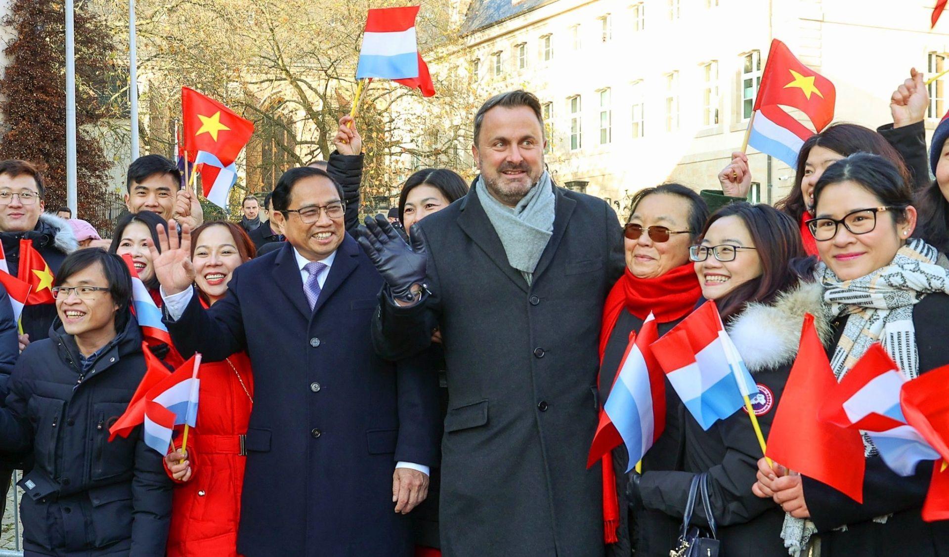 Thủ tướng Phạm Minh Chính và Thủ tướng Luxembourg Xavier Bettel cùng thân mật chào hỏi kiều bào Việt Nam đang sinh sống, làm việc, học tập tại Luxembourg - 12/2022 (Nguồn: VGP)