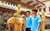 U22 Việt Nam cầu an trong ngôi chùa nổi tiếng ở Phnom Penh ảnh 3