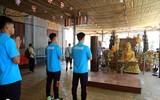 U22 Việt Nam cầu an trong ngôi chùa nổi tiếng ở Phnom Penh ảnh 4