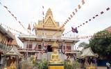 U22 Việt Nam cầu an trong ngôi chùa nổi tiếng ở Phnom Penh ảnh 1
