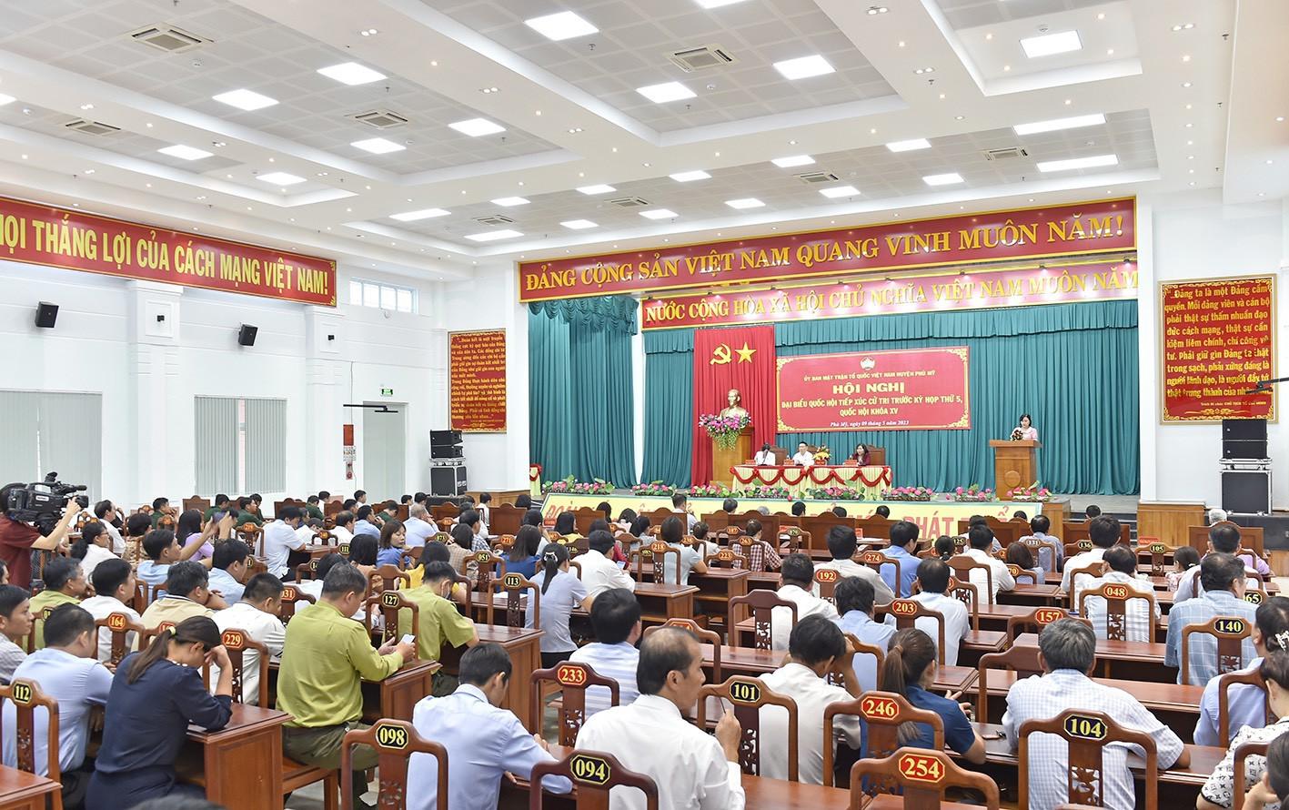 Cử tri huyện Phù Mỹ đã gửi nhiều kiến nghị tới đoàn ĐBQH tỉnh Bình Định. Ảnh: Hoàng Tuấn