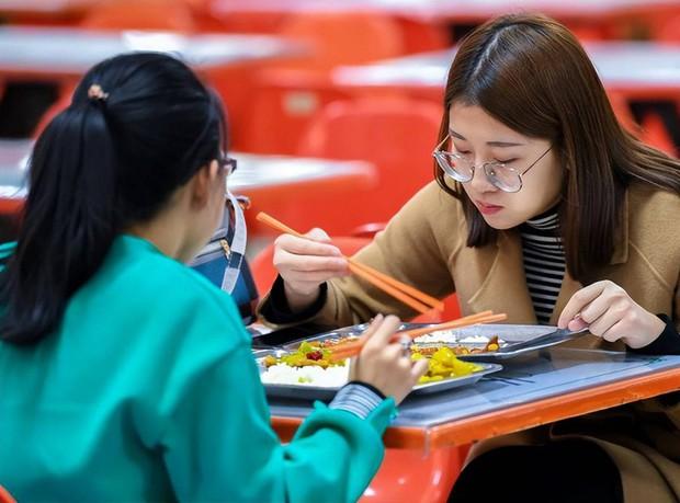 Trung Quốc: Phụ huynh phàn nàn cho con vào đại học là khởi đầu của rắc rối khiến dư luận tranh cãi - Ảnh 1.