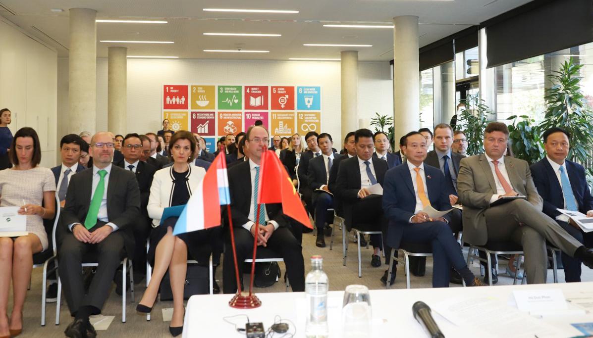 Hội nghị bàn tròn về kết nối thị trường vốn đã thu hút được sự quan tâm đặc biệt của Sở Giao dịch Chứng khoán Luxembourg, các quỹ đầu tư, các doanh nghiệp, nhà đầu tư lớn tại Luxembourg và một số quốc gia lân cận. Ảnh: D. Thái Hội nghị bàn tròn về kết nối thị trường vốn đã thu hút được sự quan tâm đặc biệt của Sở Giao dịch Chứng khoán Luxembourg, các quỹ đầu tư, các doanh nghiệp, nhà đầu tư lớn tại Luxembourg và một số quốc gia lân cận. Ảnh: D. Thái