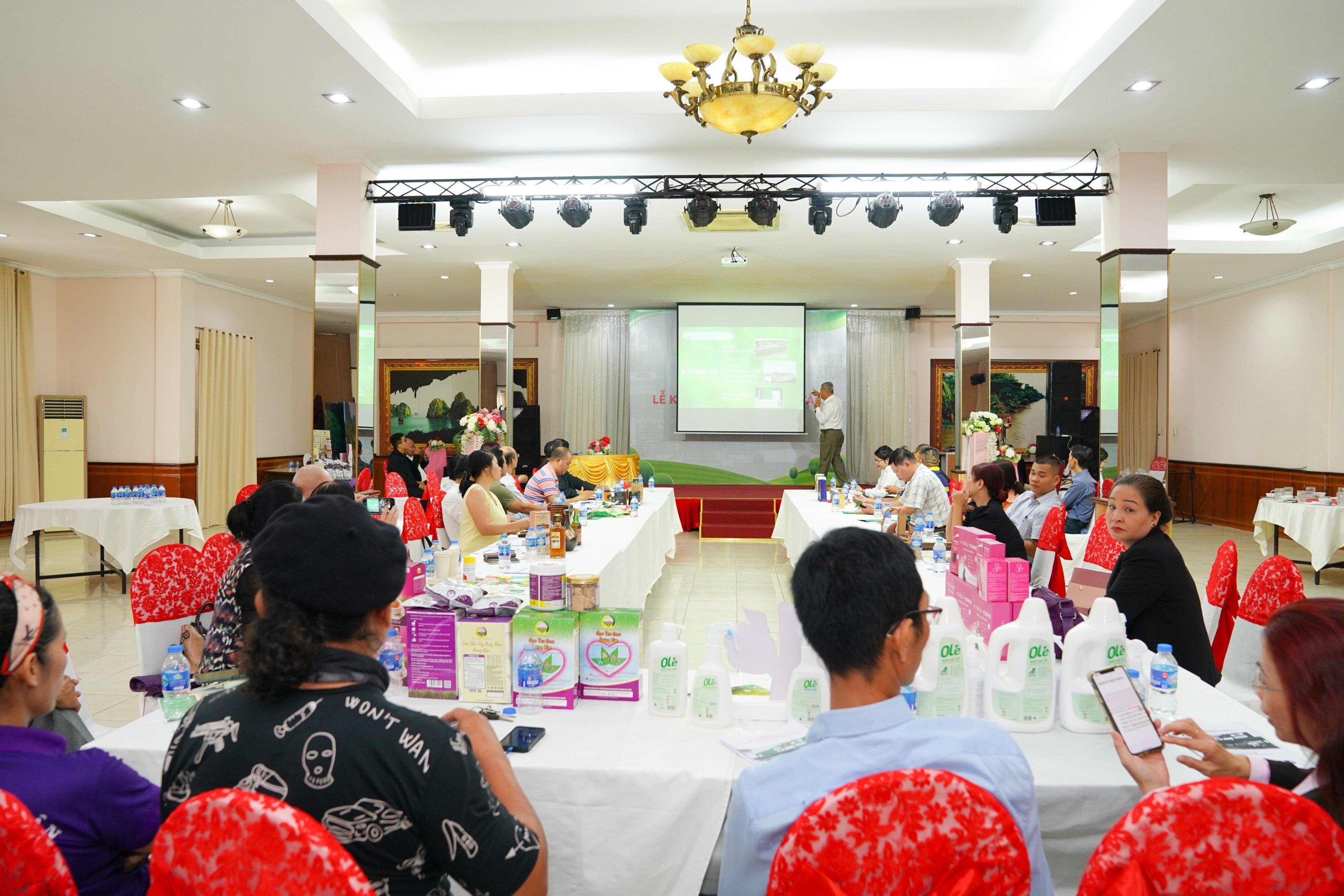 hoi-nghi-nha-cung-ung-va-le-ky-ket-ghi-nho-hop-tac-cung-cap-san-pham-trong-chuoi-he-thong-ecofarm-pay_64b4db5c43c56.jpg