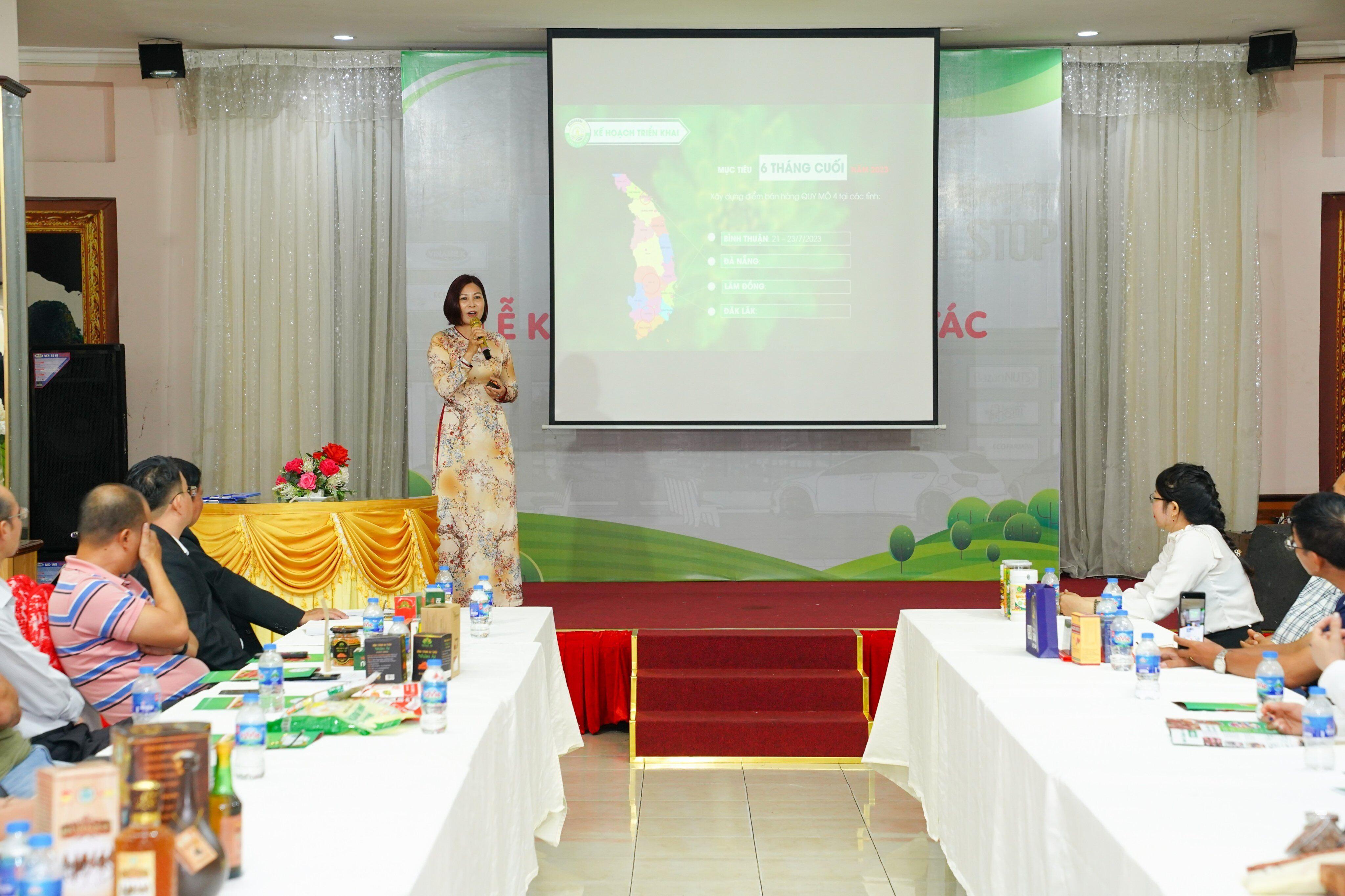 hoi-nghi-nha-cung-ung-va-le-ky-ket-ghi-nho-hop-tac-cung-cap-san-pham-trong-chuoi-he-thong-ecofarm-pay_64b4dbbcd8e44.jpg