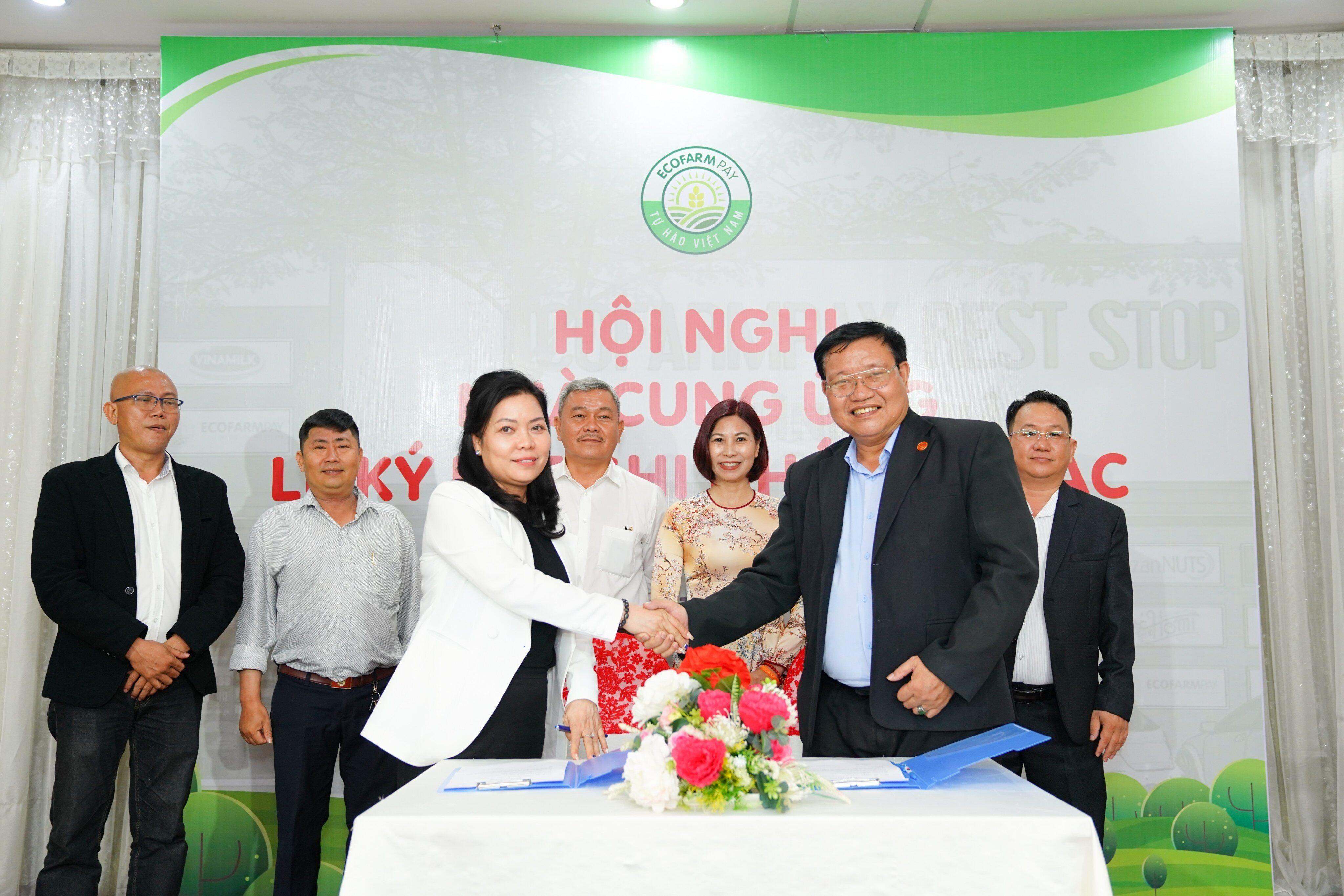 hoi-nghi-nha-cung-ung-va-le-ky-ket-ghi-nho-hop-tac-cung-cap-san-pham-trong-chuoi-he-thong-ecofarm-pay_64b4dc3580af5.jpg